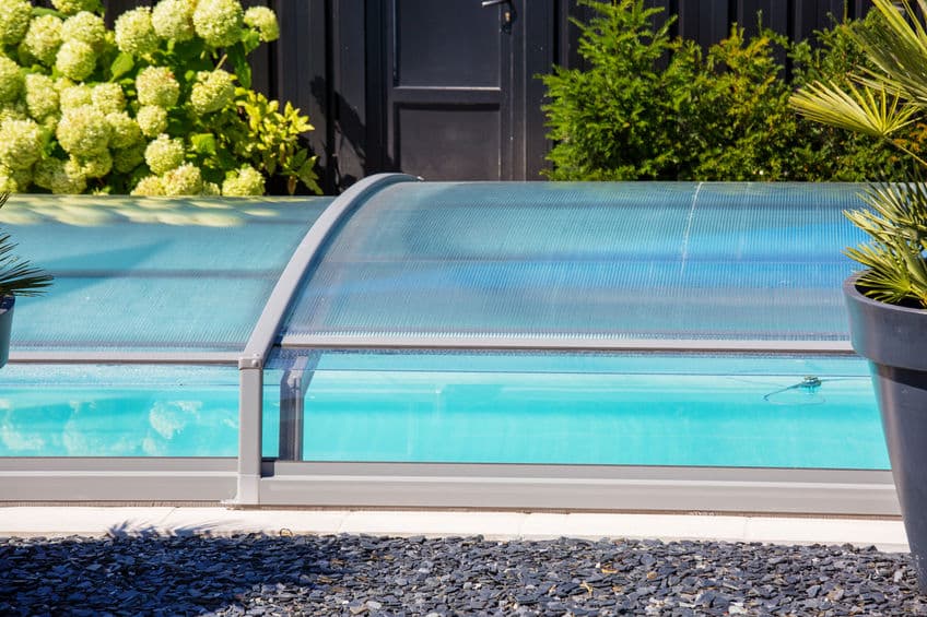 Pourquoi installer un abri de piscine plat motorisé dans votre jardin